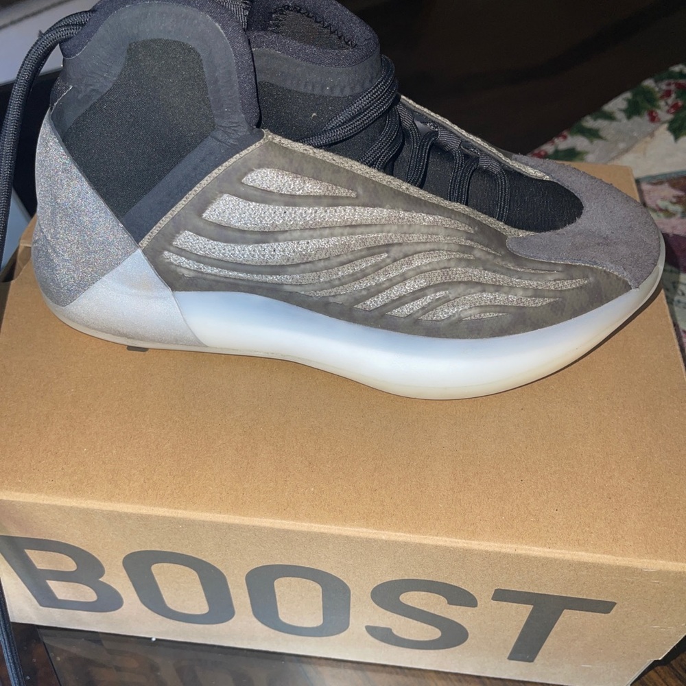 Yeezy Qntm - Picture 3 of 5